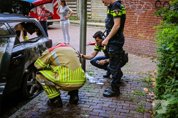 Geparkeerde personwagen vliegt in brand