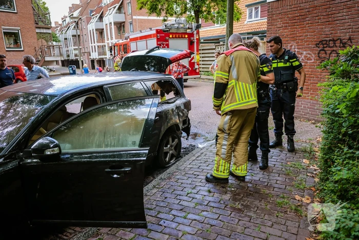 Geparkeerde personwagen vliegt in brand