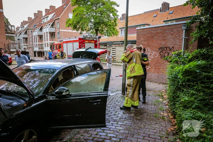 Geparkeerde personwagen vliegt in brand
