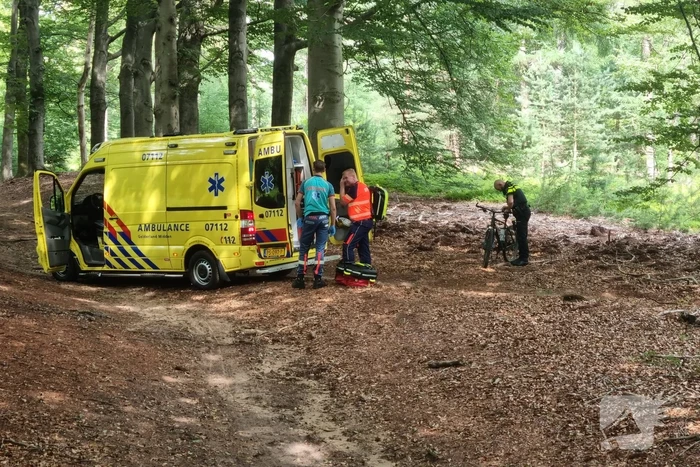Mountainbiker gaat hard onderuit in bos