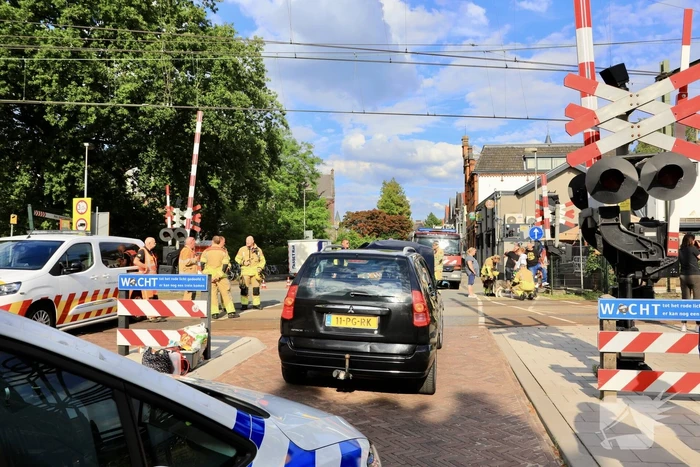 Automobilist rijdt tegen rijdende trein