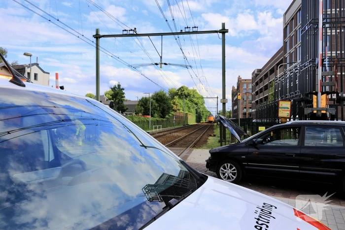 Automobilist rijdt tegen rijdende trein