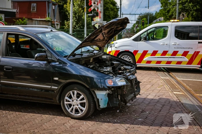 Automobilist rijdt tegen rijdende trein