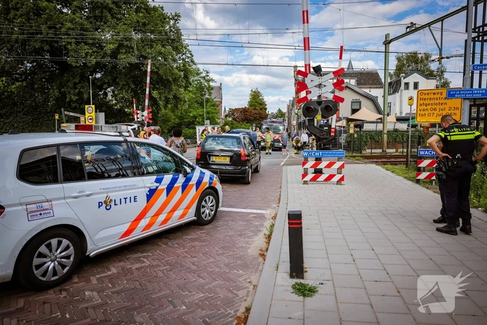 Automobilist rijdt tegen rijdende trein