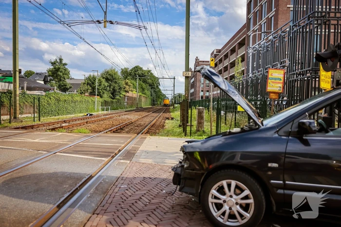 Automobilist rijdt tegen rijdende trein