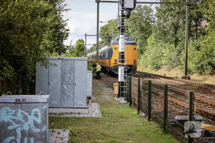 Automobilist rijdt tegen rijdende trein