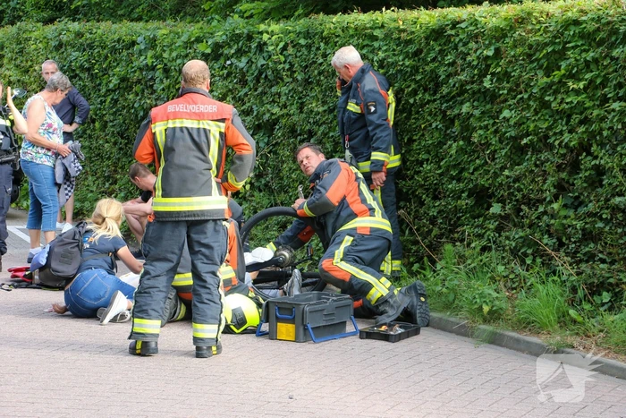 Jonge dame met voet vast in fietswiel