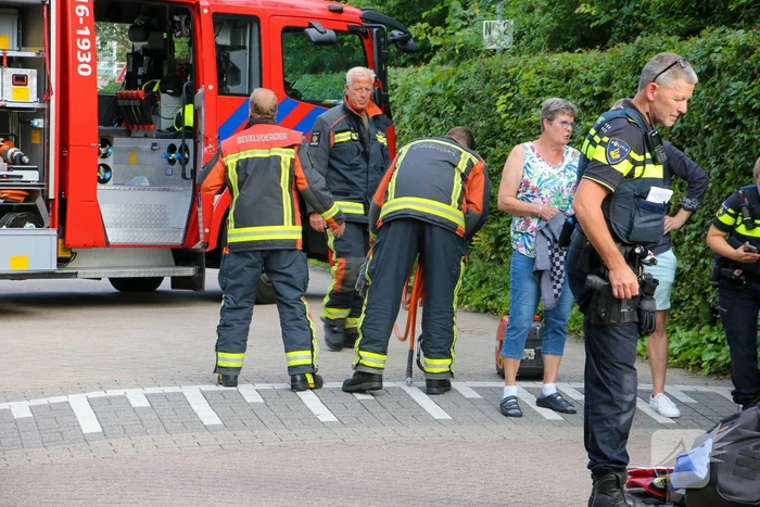 Jonge dame met voet vast in fietswiel
