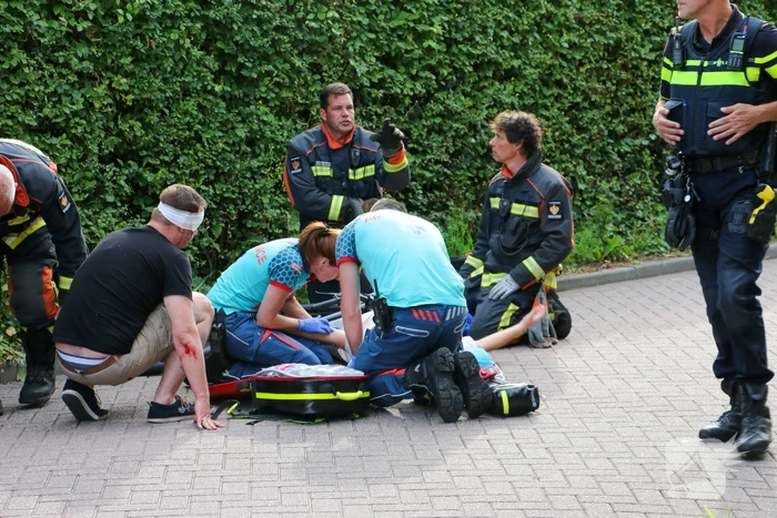 Jonge dame met voet vast in fietswiel