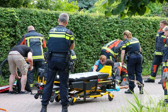 Jonge dame met voet vast in fietswiel