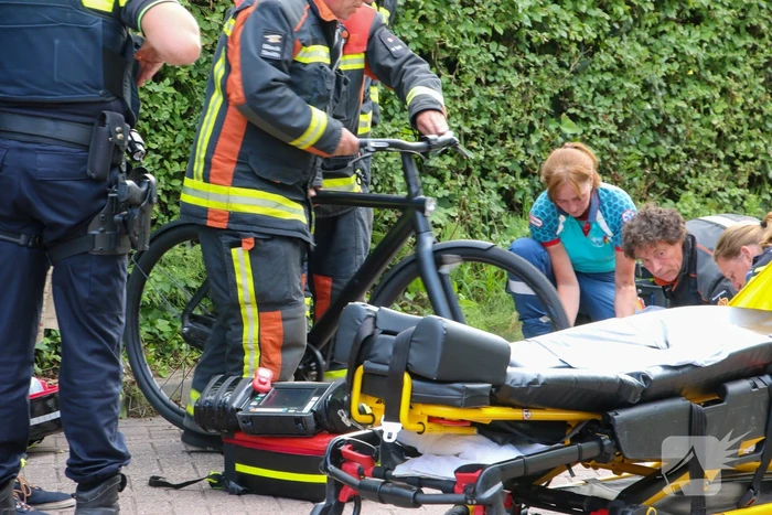 Jonge dame met voet vast in fietswiel