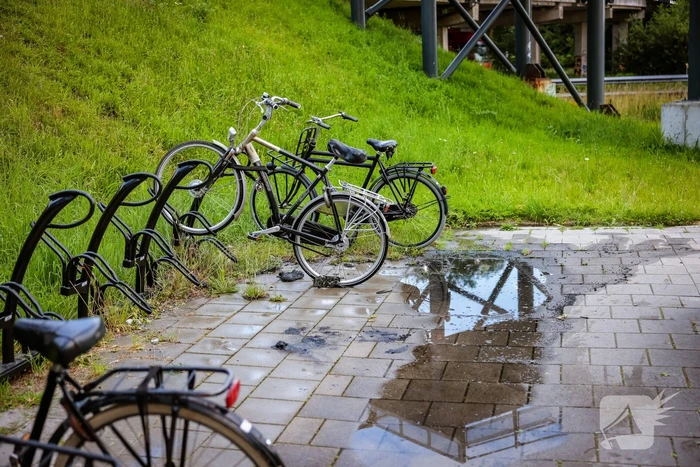 Racefiets vliegt in brand bij NS-station