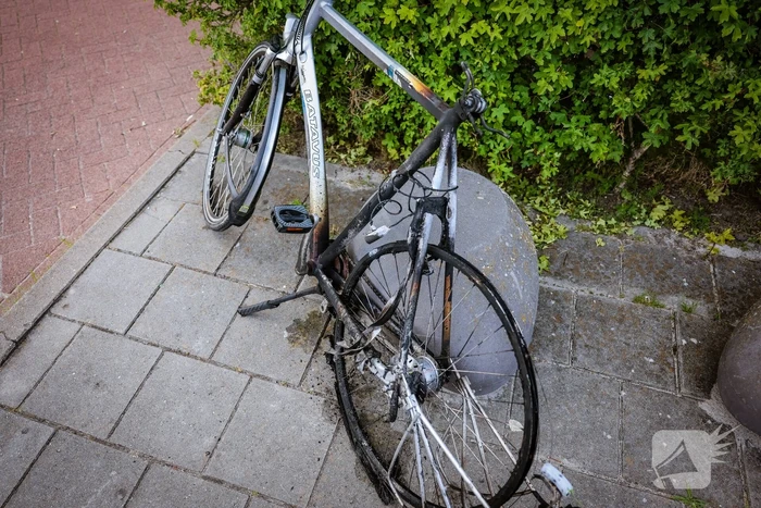 Racefiets vliegt in brand bij NS-station