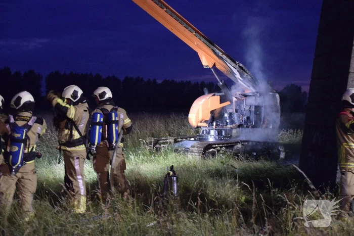 Weg afgesloten door brandende hoogwerker