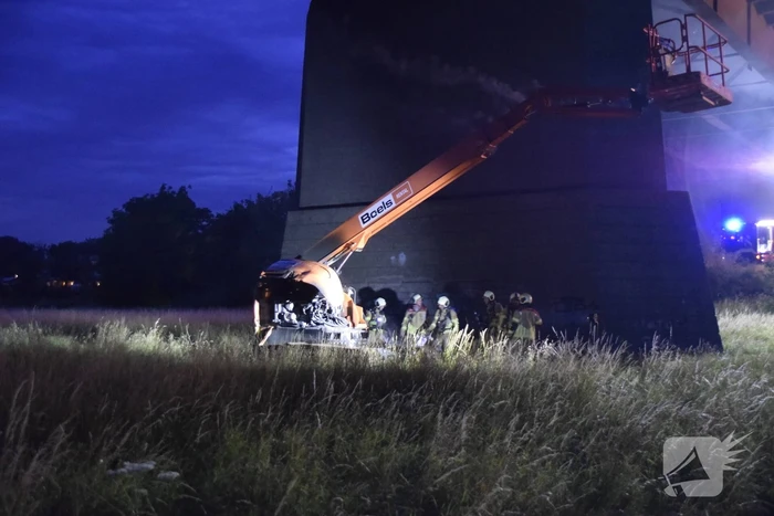 Weg afgesloten door brandende hoogwerker