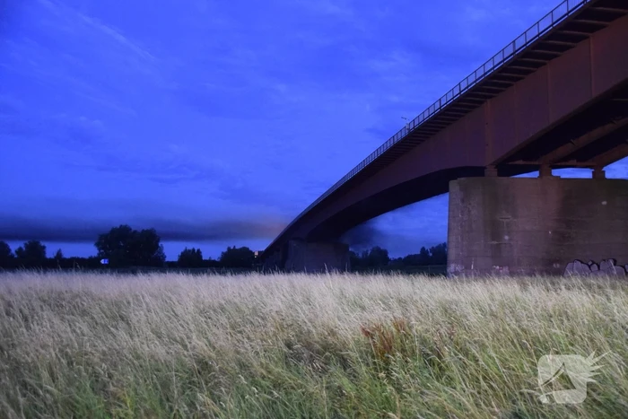 Weg afgesloten door brandende hoogwerker
