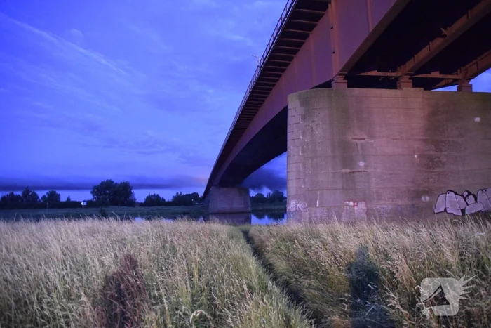 Weg afgesloten door brandende hoogwerker