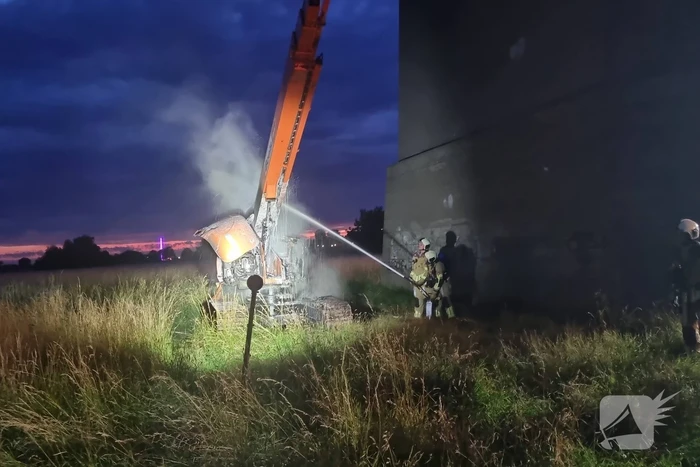 Weg afgesloten door brandende hoogwerker