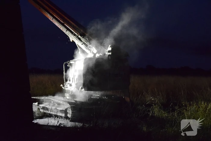 Weg afgesloten door brandende hoogwerker