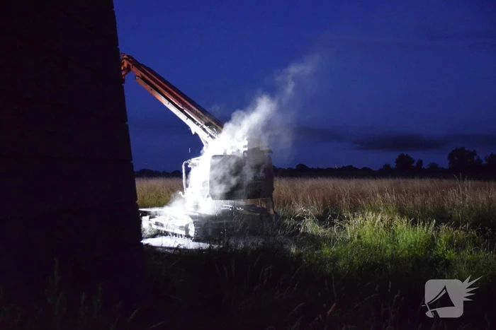 Weg afgesloten door brandende hoogwerker