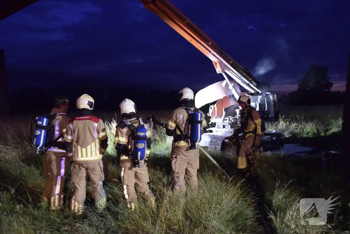 Weg afgesloten door brandende hoogwerker