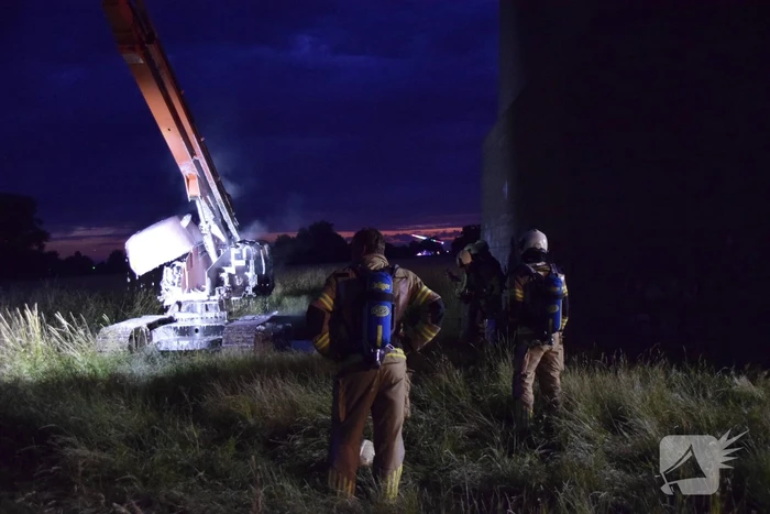 Weg afgesloten door brandende hoogwerker