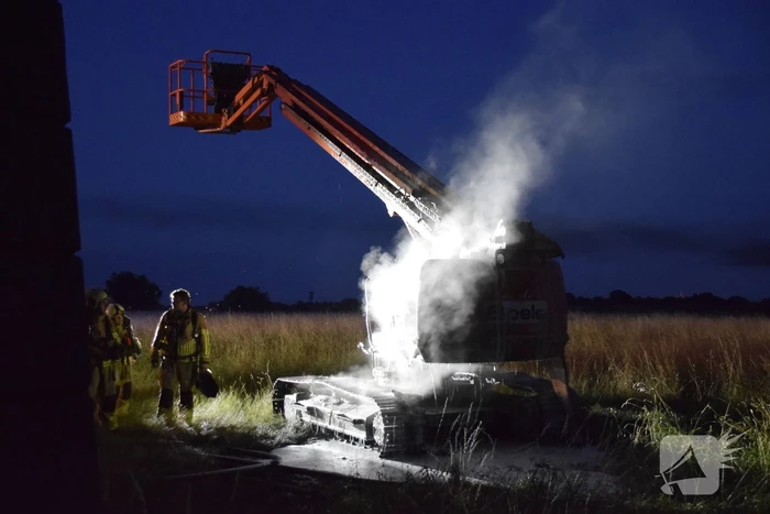 Weg afgesloten door brandende hoogwerker