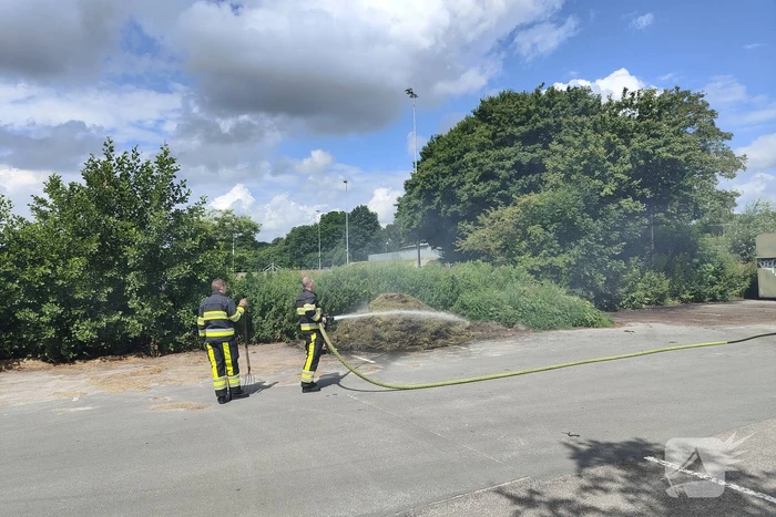 Brandweer blust brand in buitenruimte