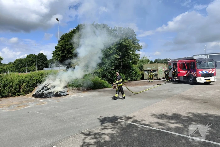 Brandweer blust brand in buitenruimte