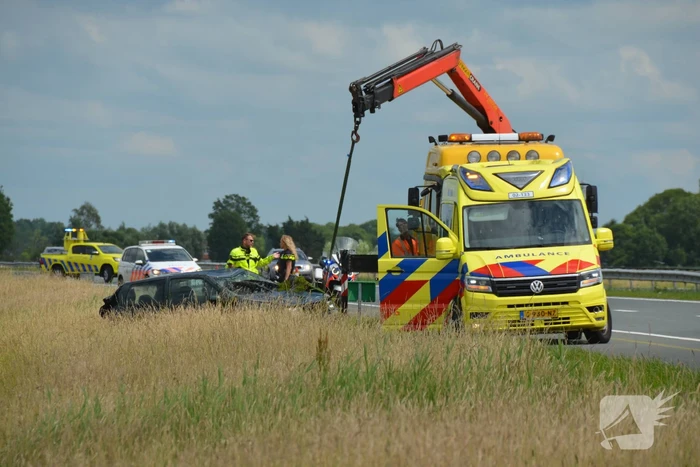 Personenauto belandt in sloot na ongeval Rijksweg