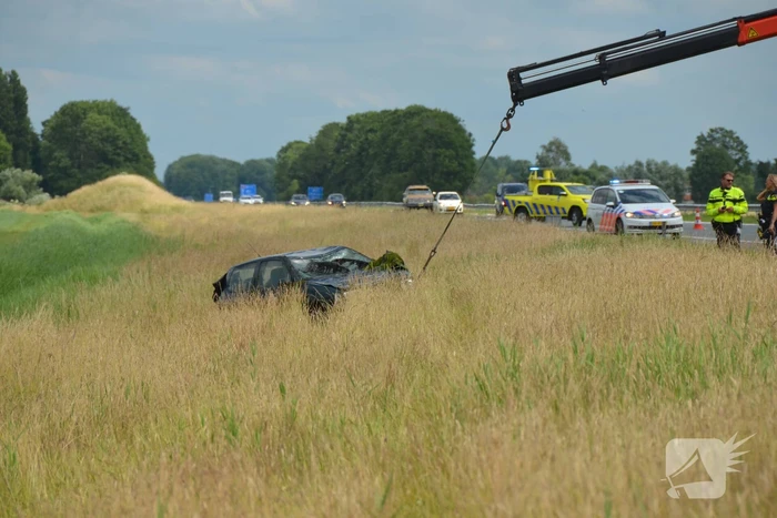 Personenauto belandt in sloot na ongeval Rijksweg