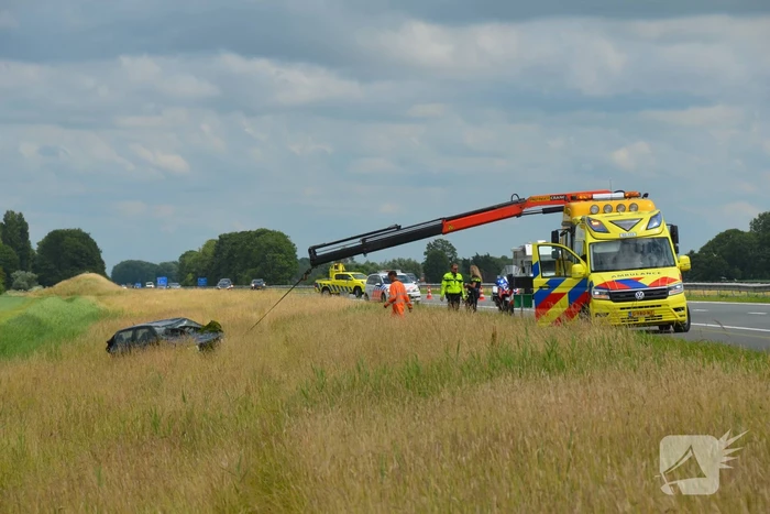 Personenauto belandt in sloot na ongeval Rijksweg