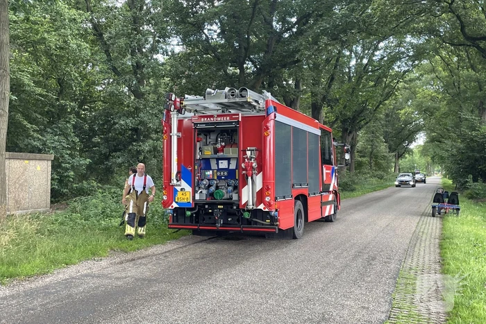 Brandweerlieden blussen brand in buitengebied