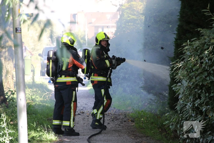 Coniferenhaag in brand door vuurwerk