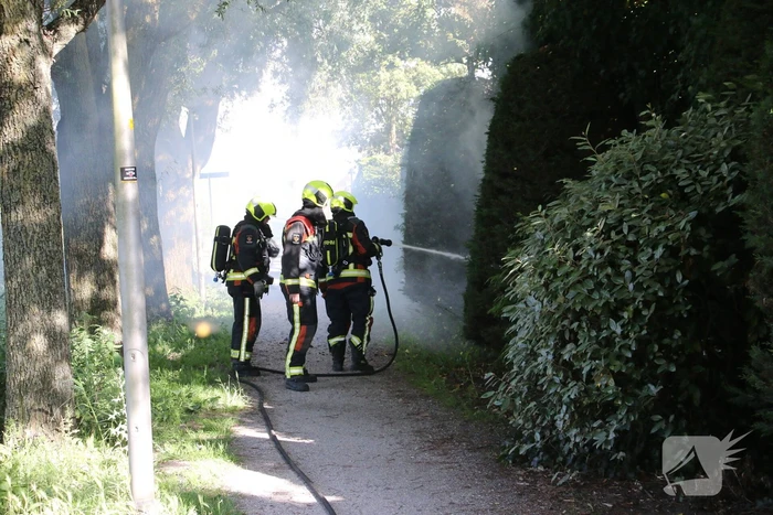 Coniferenhaag in brand door vuurwerk