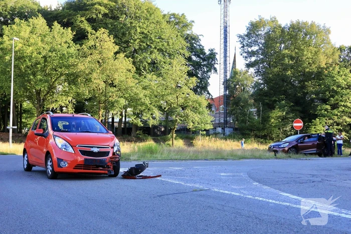 Twee auto's botsen door te hoog gras