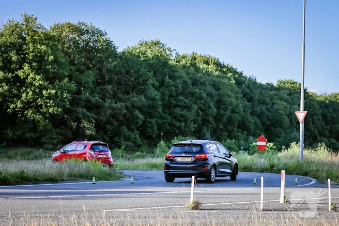 Twee auto's botsen door te hoog gras