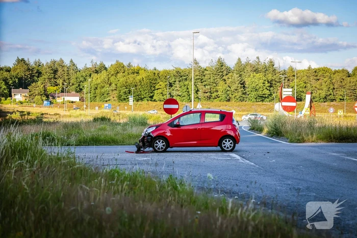 Twee auto's botsen door te hoog gras