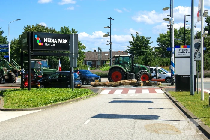 Mediapark geblokkeerd door boeren