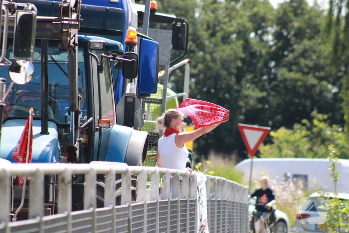Truckers en boeren protesteren op viaduct