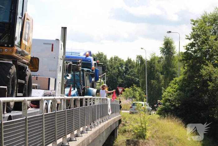Truckers en boeren protesteren op viaduct