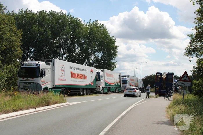 Truckers en boeren protesteren op viaduct