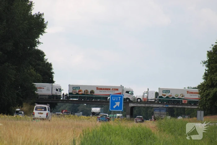 Truckers en boeren protesteren op viaduct