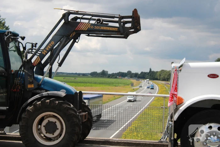 Truckers en boeren protesteren op viaduct