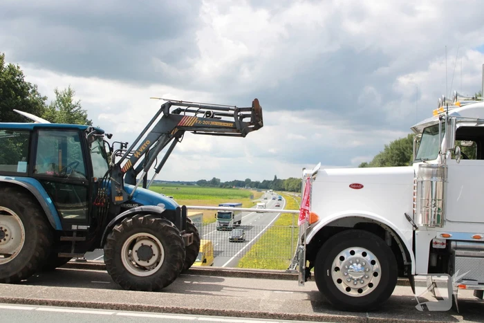 Truckers en boeren protesteren op viaduct