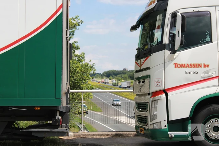 Truckers en boeren protesteren op viaduct