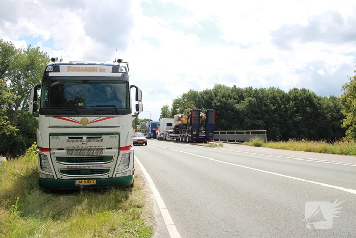 Truckers en boeren protesteren op viaduct