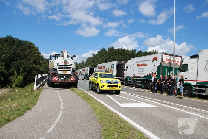 Truckers en boeren protesteren op viaduct