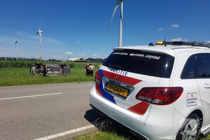 Auto belandt op zijn kant