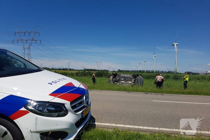 Auto belandt op zijn kant